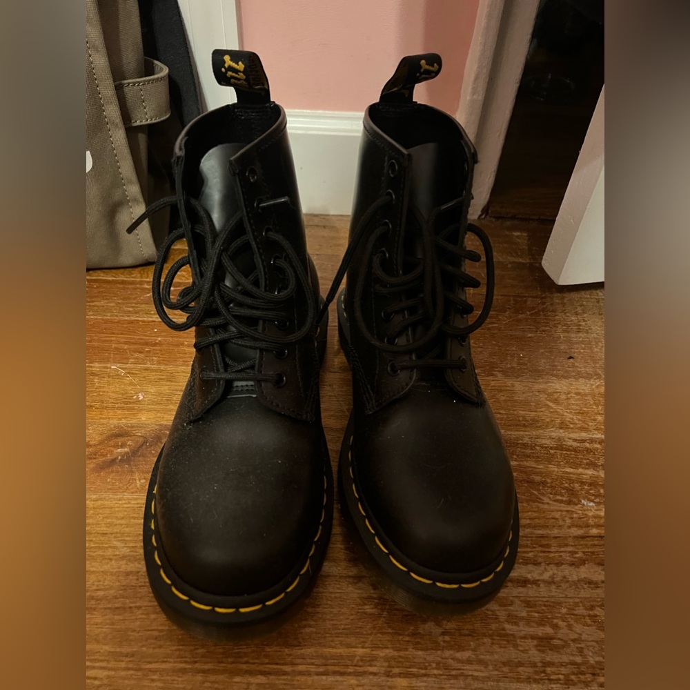 1460 smooth, leather lace up boots